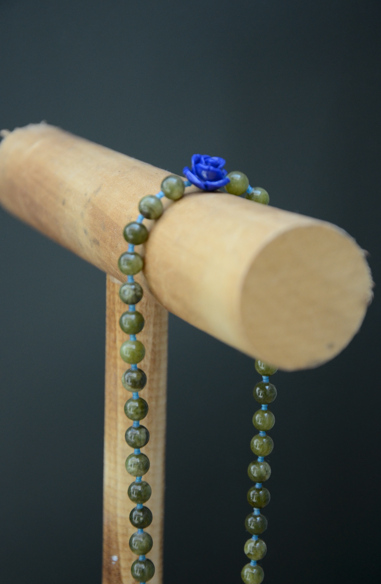 Collier avec grosse perle verte