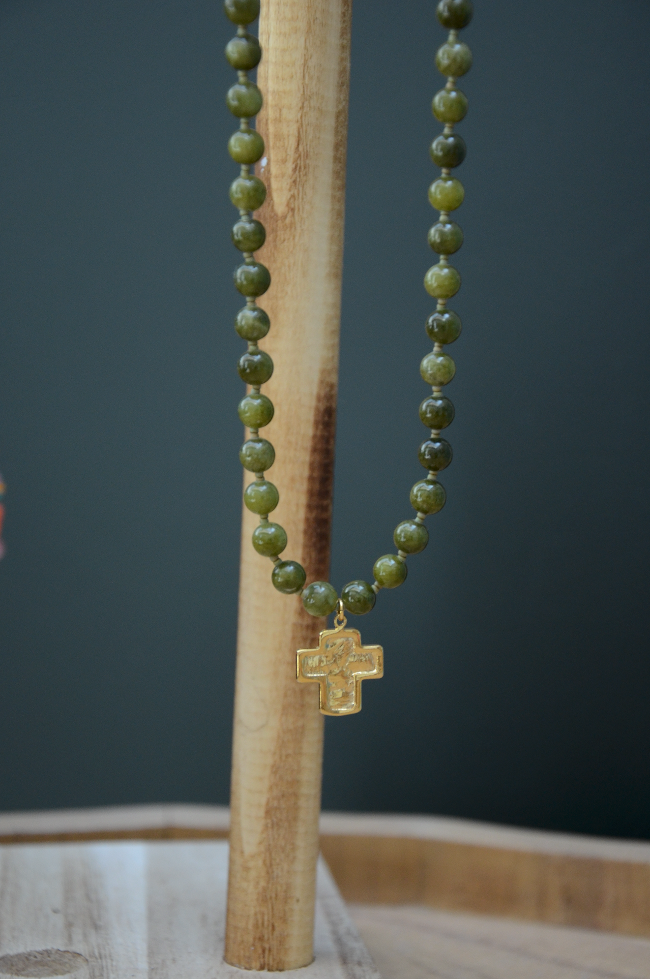 Collier avec grosse perle verte et croix