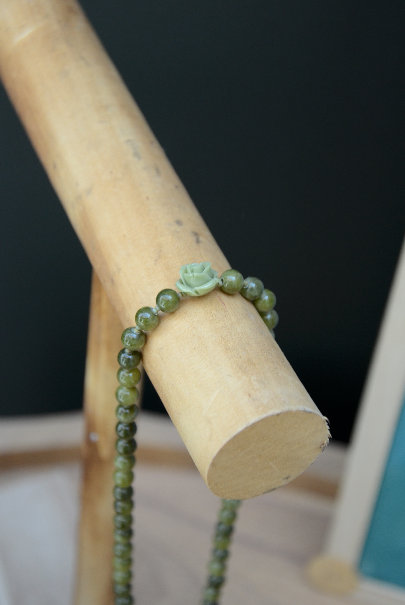 Collier avec grosse perle verte et croix