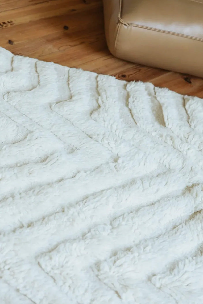 Grand tapis Béni Ouarain uni blanc à motifs ton sur ton – Pièce unique n° 134