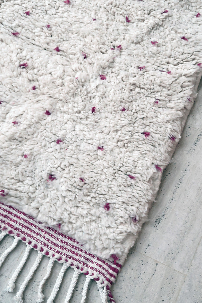 Tapis Béni Ouarain à pois rose fushia et blanc – Pièce unique n° 1