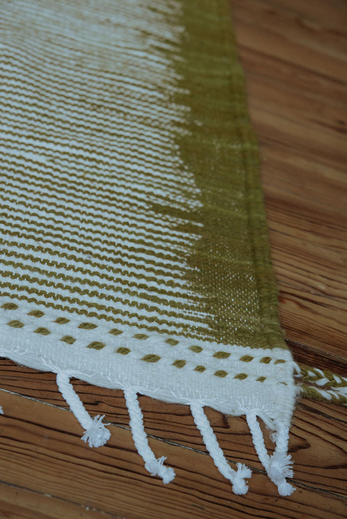Grand tapis berbère Zanafi vert kaki doré et blanc en laine – Pièce unique n° 137