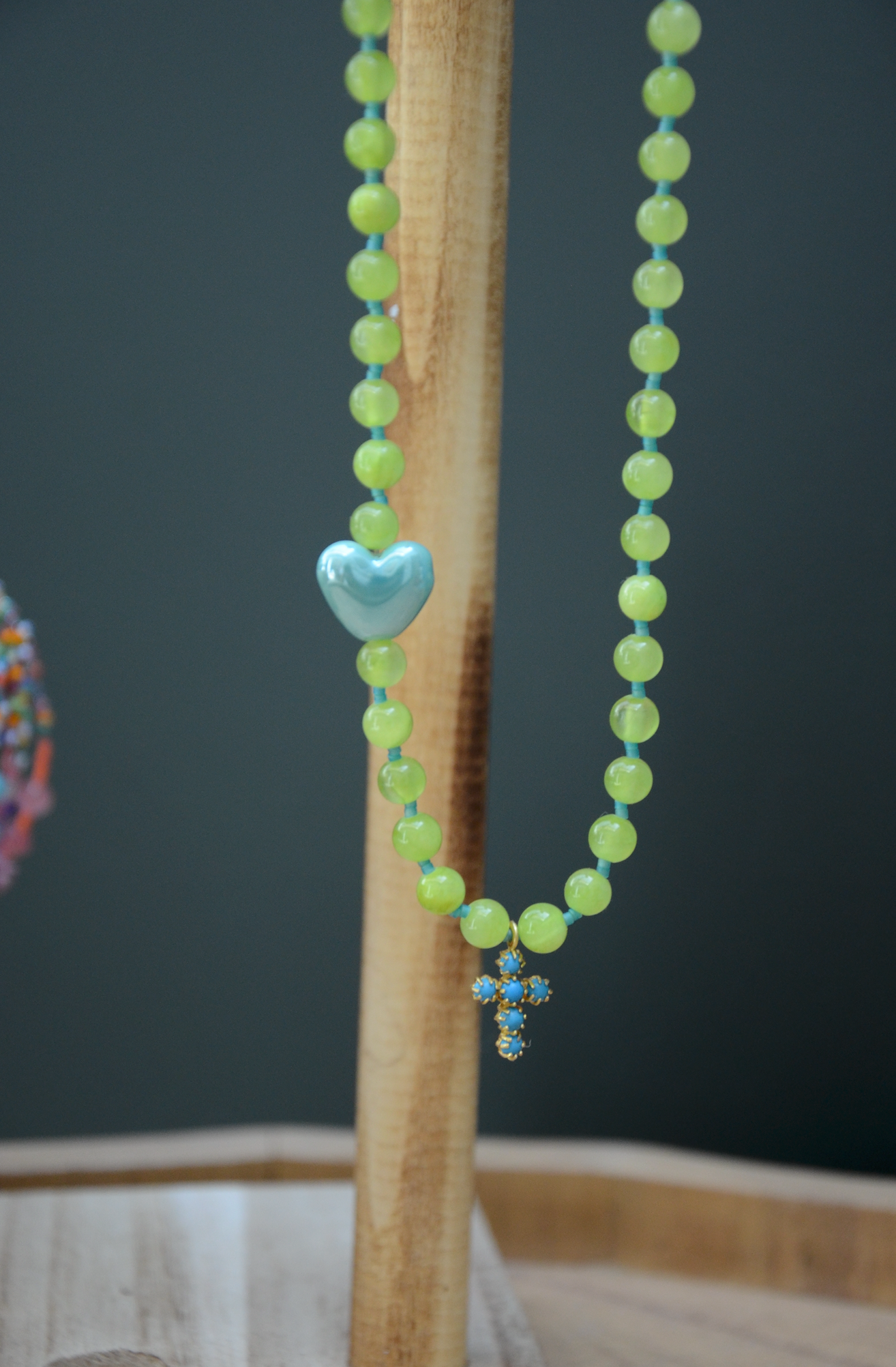 Collier avec grosse perle vert et fil bleu