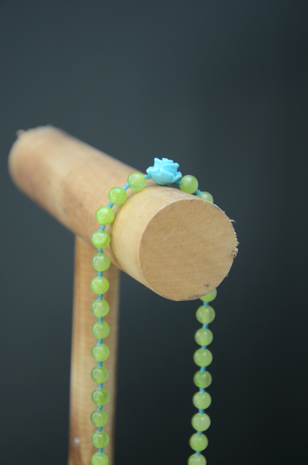 Collier avec grosse perle vert et fil bleu