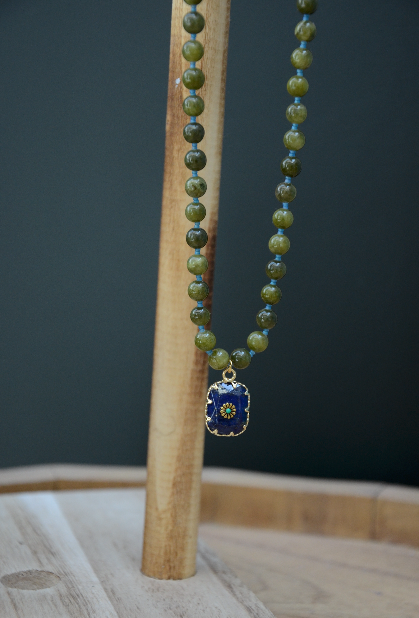 Collier avec grosse perle verte