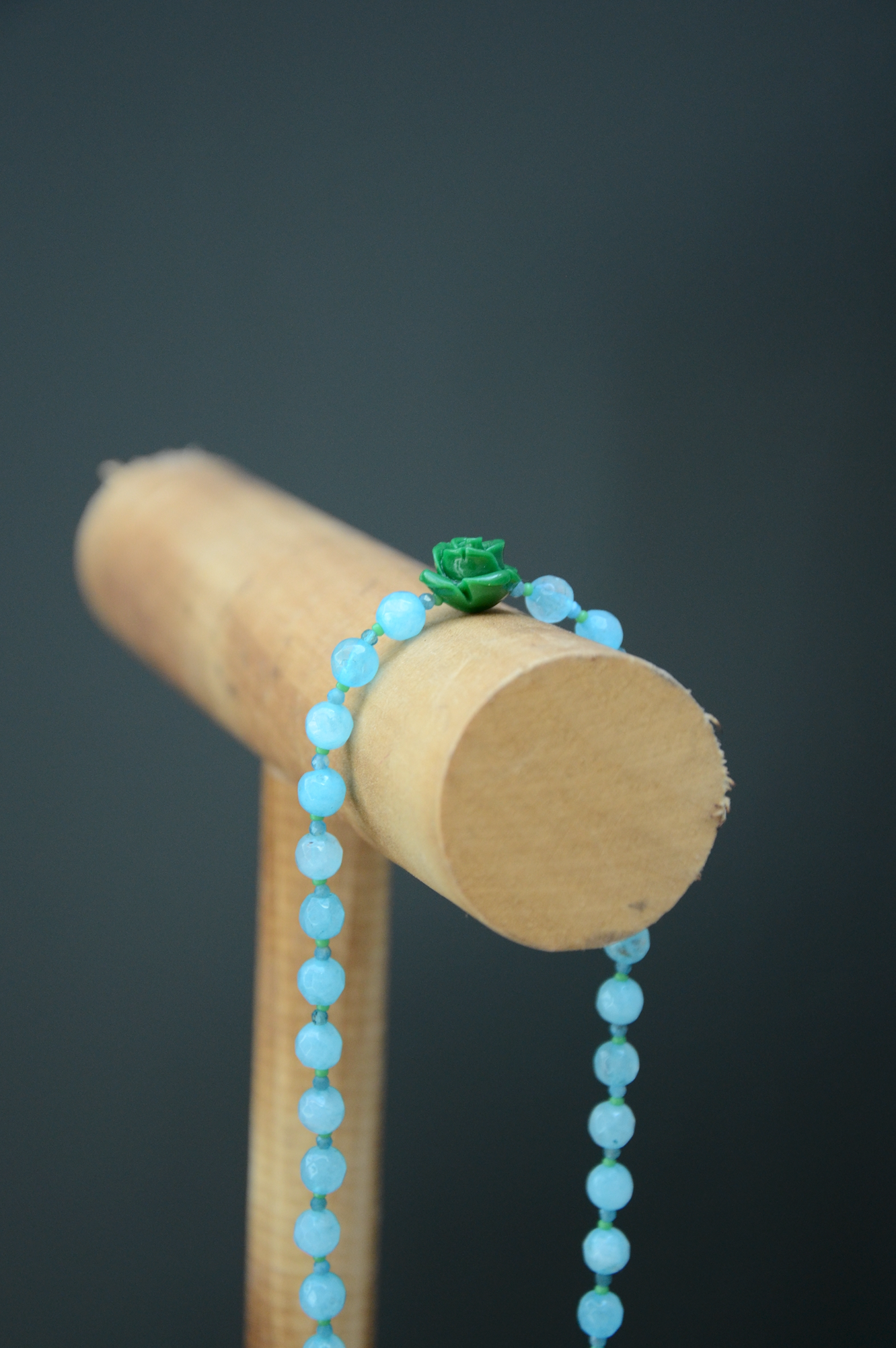 Collier avec grosse perle bleue