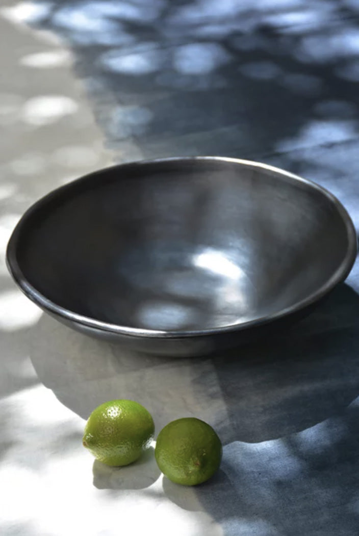 Assiette creuse en poterie noire, La Chamba