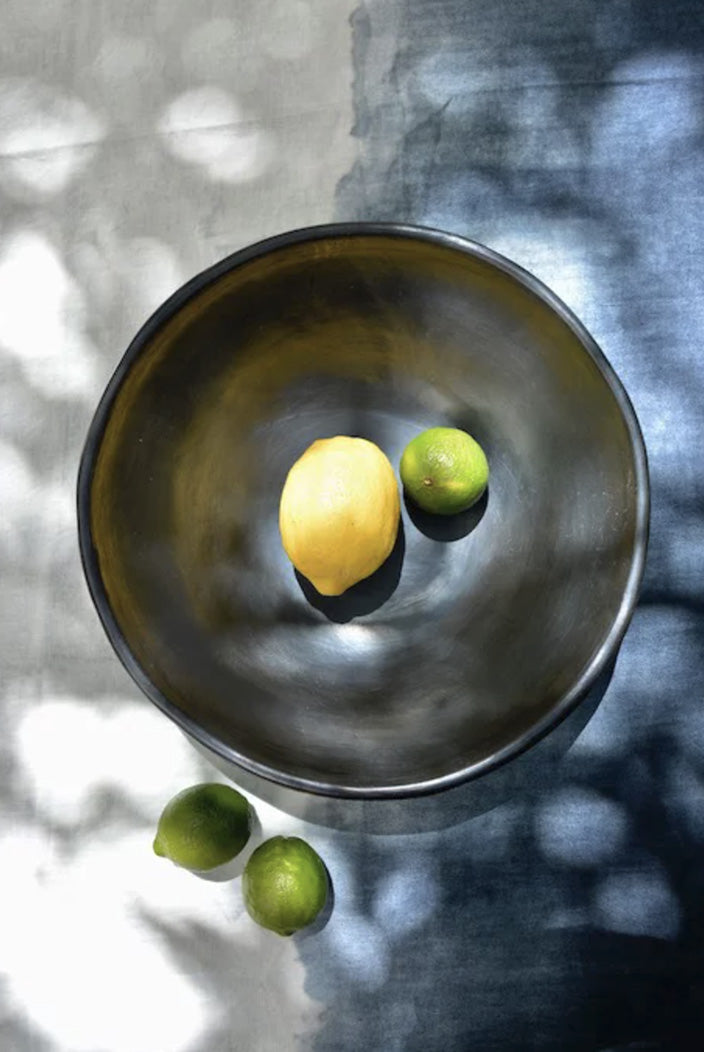 Assiette creuse en poterie noire, La Chamba