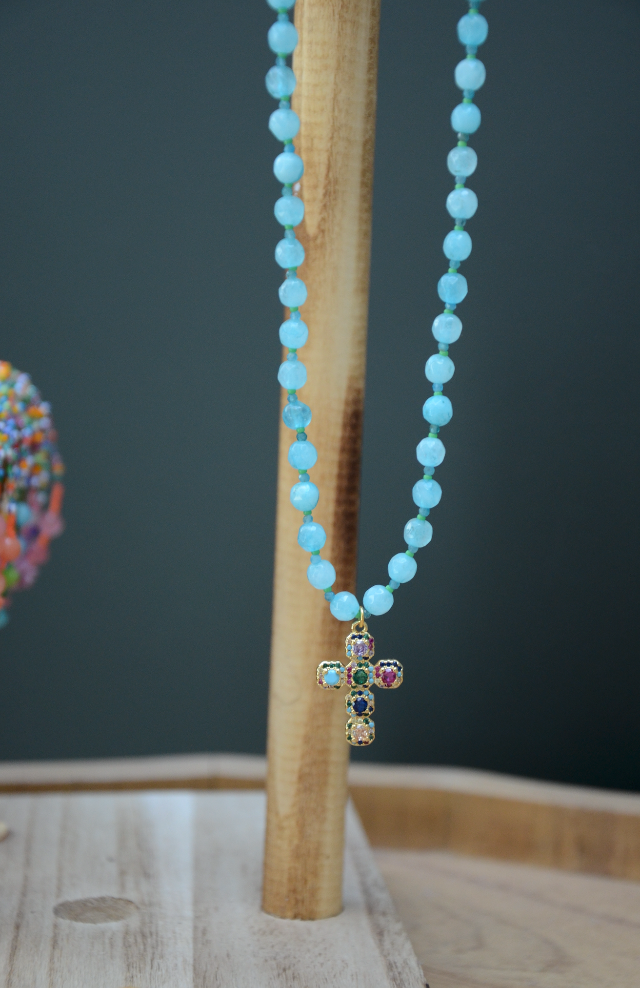 Collier avec grosse perle bleue