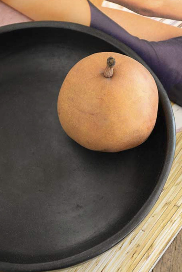 Assiette creuse en poterie noire, La Chamba