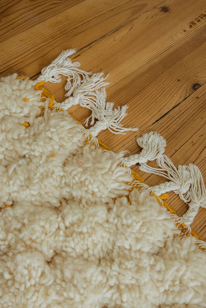 Tapis berbère Béni Ouarain à damiers jaunes et blancs – Pièce unique n° 135