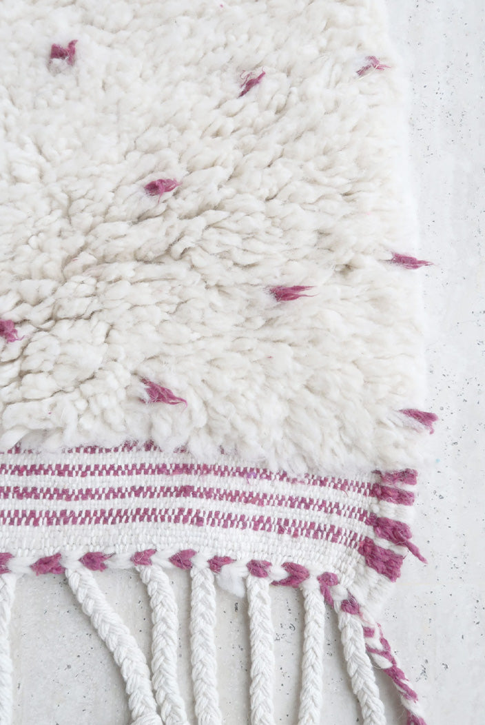 Tapis Béni Ouarain à pois rose fushia et blanc –  Pièce unique n° 1