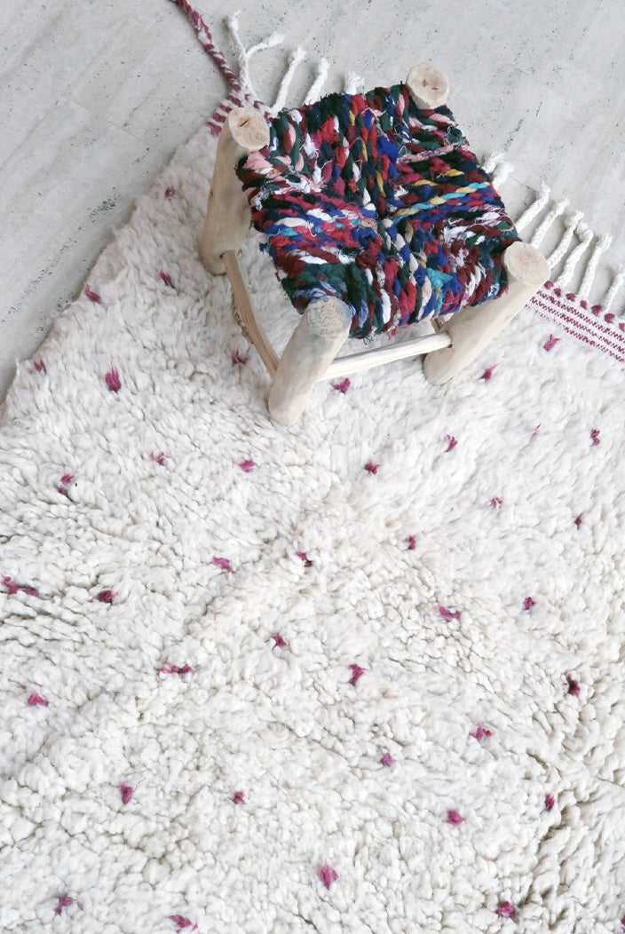 Tapis Béni Ouarain à pois rose fushia et blanc –  Pièce unique n° 1