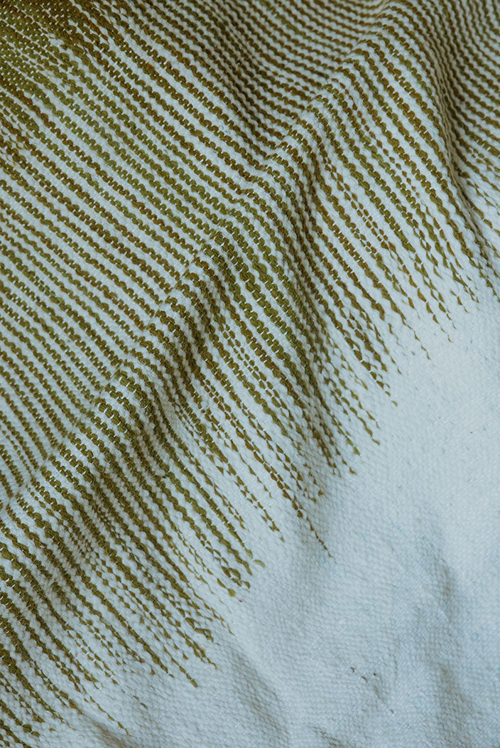Grand tapis berbère Zanafi vert kaki doré et blanc en laine –  Pièce unique n° 137